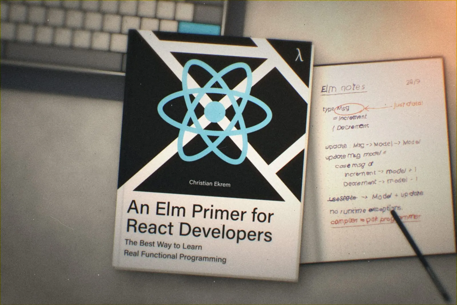 Boka «An Elm Primer for React Developers» av Christian Ekrem på et skrivebord, ved siden av en notatbok med håndskrevne Elm-notater