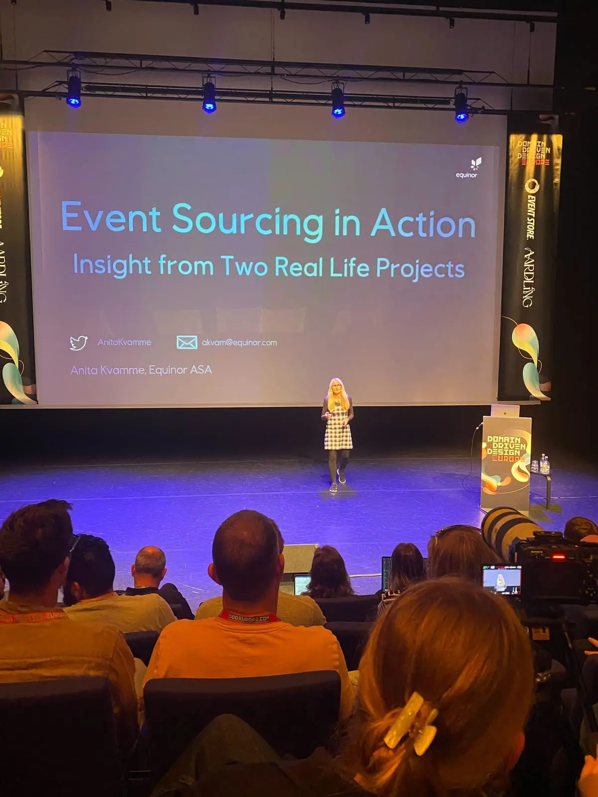 Anita Kvamme fra Equinor holder foredraget Event Sourcing in Action på scenen