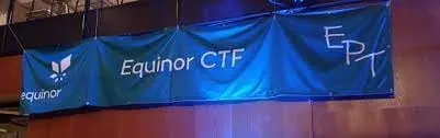 Blått banner med teksten Equinor CTF og logoene til Equinor og EPT, hengt opp i et lokale