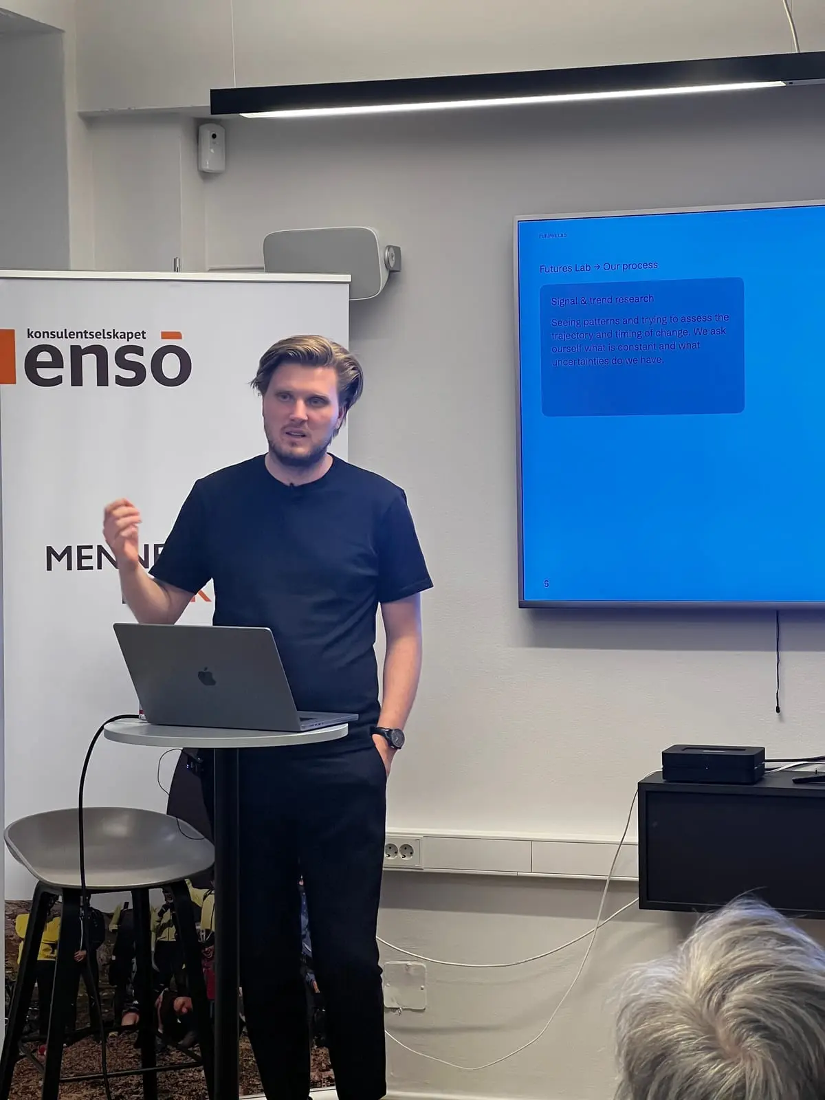 Lasse Mejlvang Tvedt fra Schibsted Futures Lab holder foredrag, med et lysbilde om signal- og trendanalyse bak seg