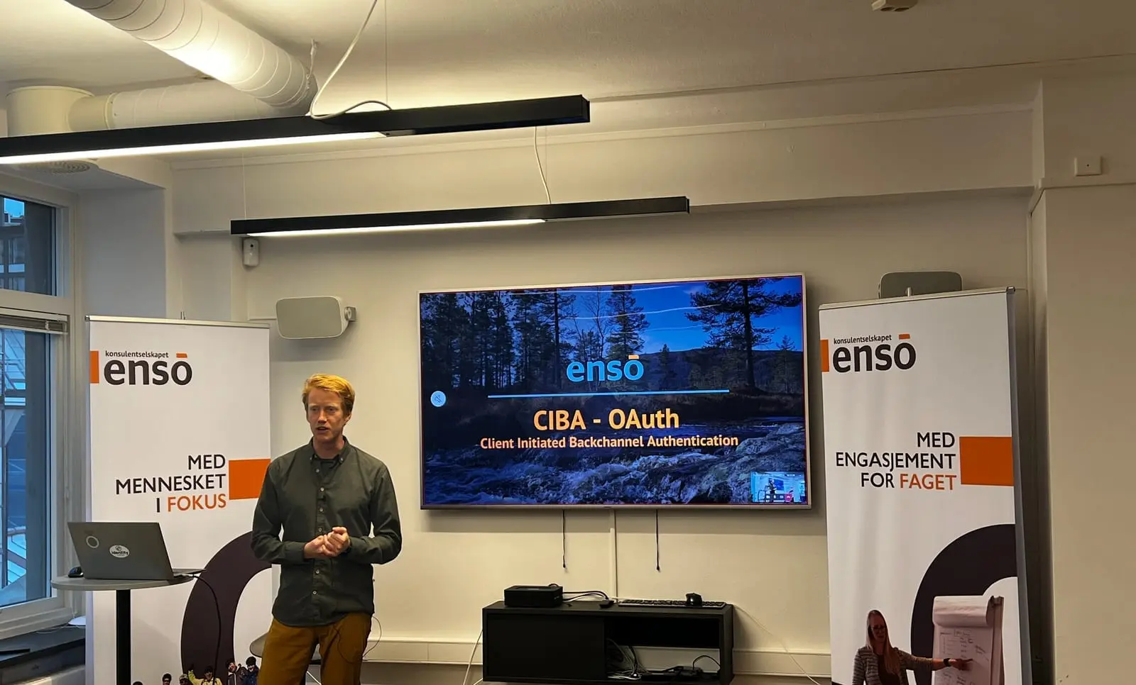 En foredragsholder foran en skjerm med tittelen CIBA - OAuth, Client Initiated Backchannel Authentication