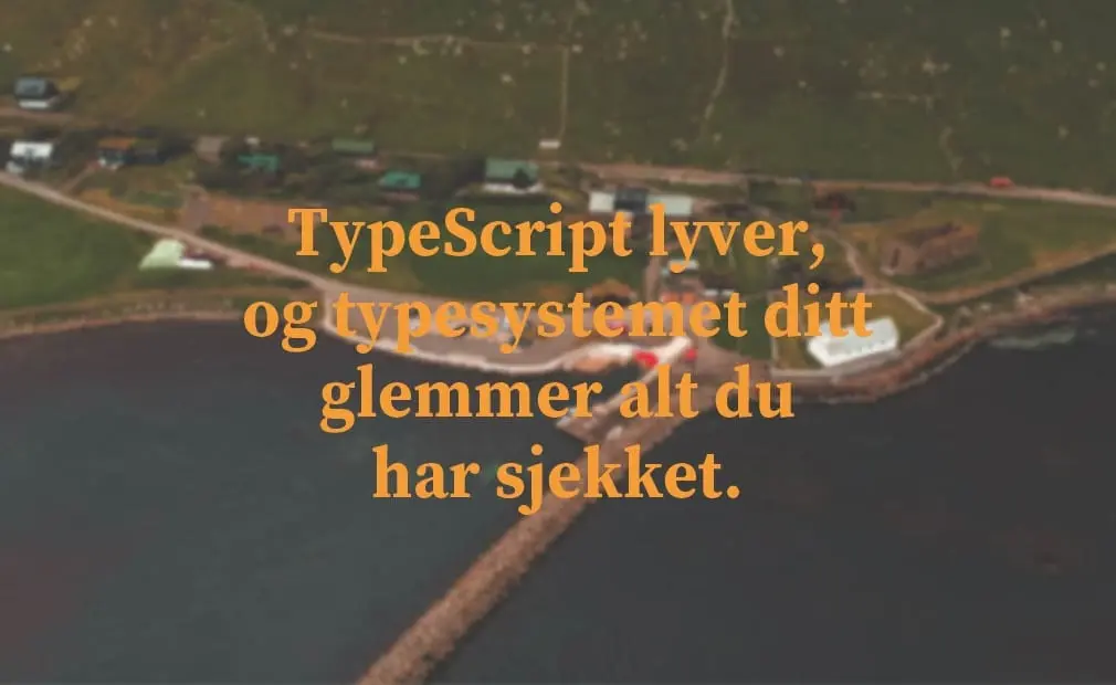 Artikkeltittelen i oransje skrift over et uskarpt flyfoto av en liten kystbygd med molo